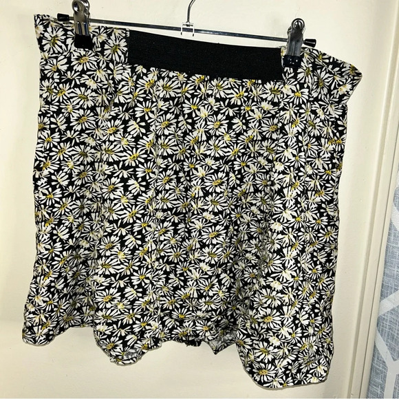 Daisy print skater skirt size L - Picture 5 of 5